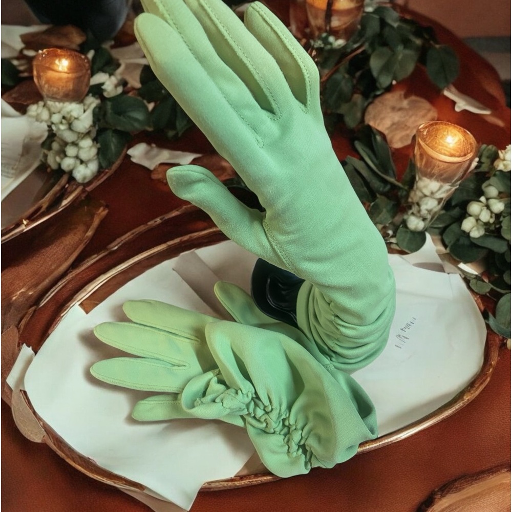 Max Mayer & Co. vintage 60’s? Green nylon gloves regular size USA